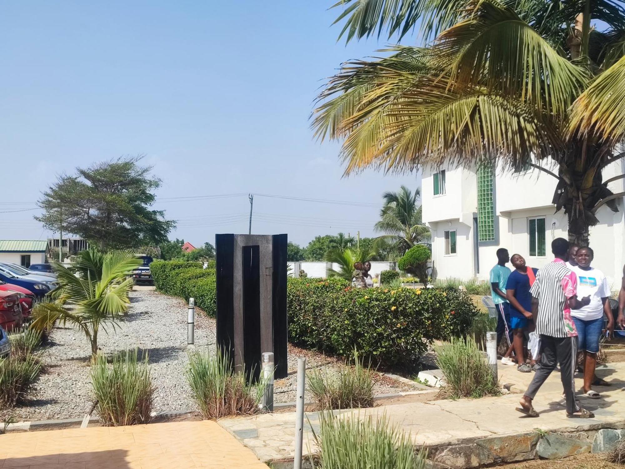 Hotel Ellisa Hospitality And Spa Accra Esterno foto