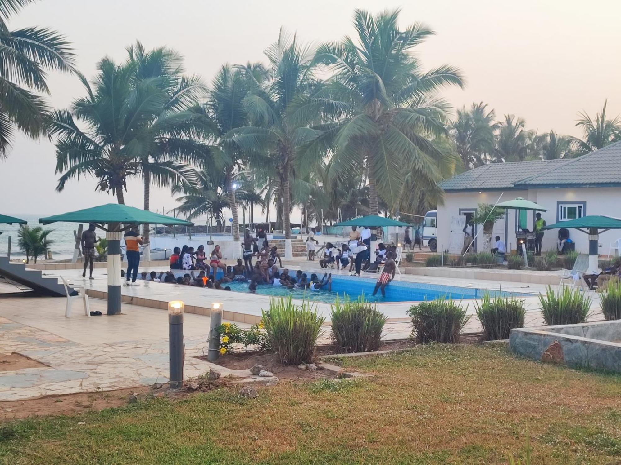 Hotel Ellisa Hospitality And Spa Accra Esterno foto