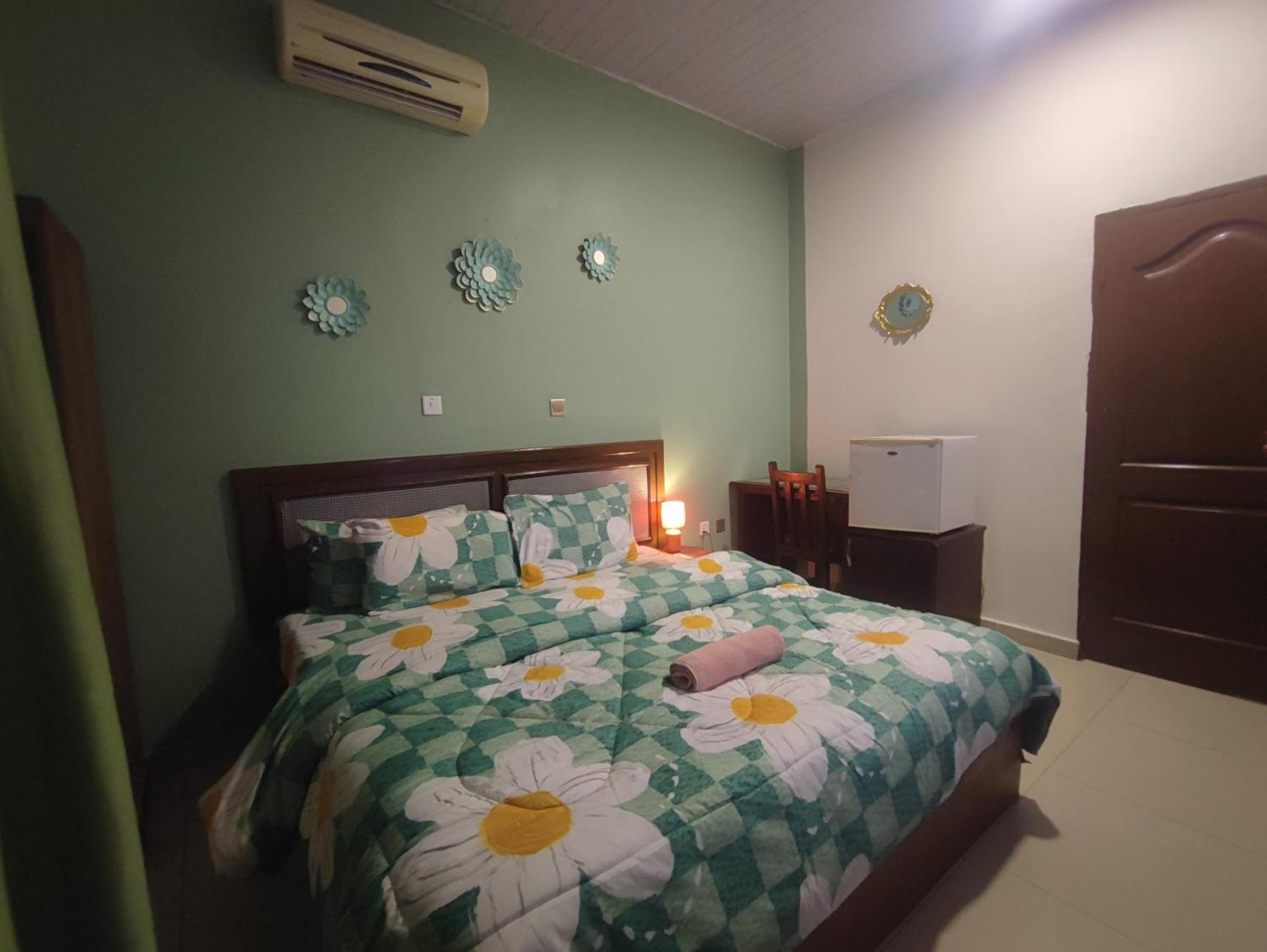 Hotel Ellisa Hospitality And Spa Accra Esterno foto